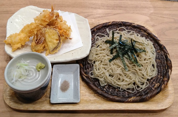 「天ぷらそば＋鴨モモ肉の鉄板焼き」@手打そば 弥兵衛の写真