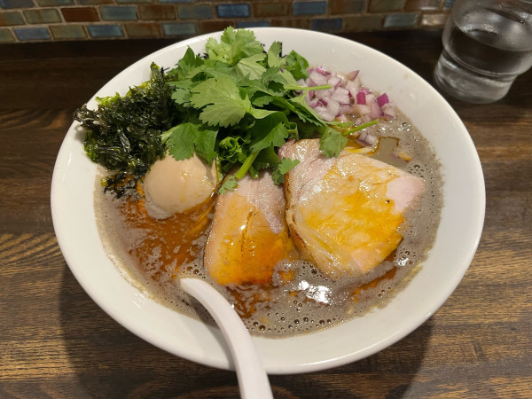 「ぴりりとしたタナニボ＋パクチー 1,200円(＋味玉)」@たなか青空笑店の写真