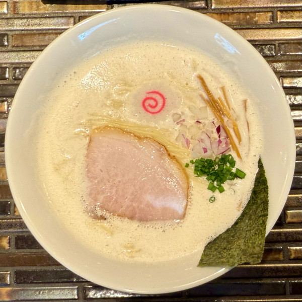 「貝だし白湯 汐（麺少なめ）¥950」@noodles kitchen GUNNERS 新丸子店の写真