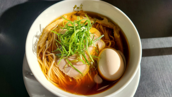 「味玉醤油らぁ麺」@らぁ麺 たから田 四日市平町店の写真