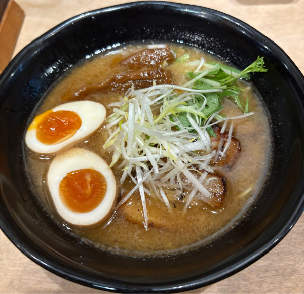 「特製らぁめん(醤油)」@俺の創作らぁめん 極やの写真