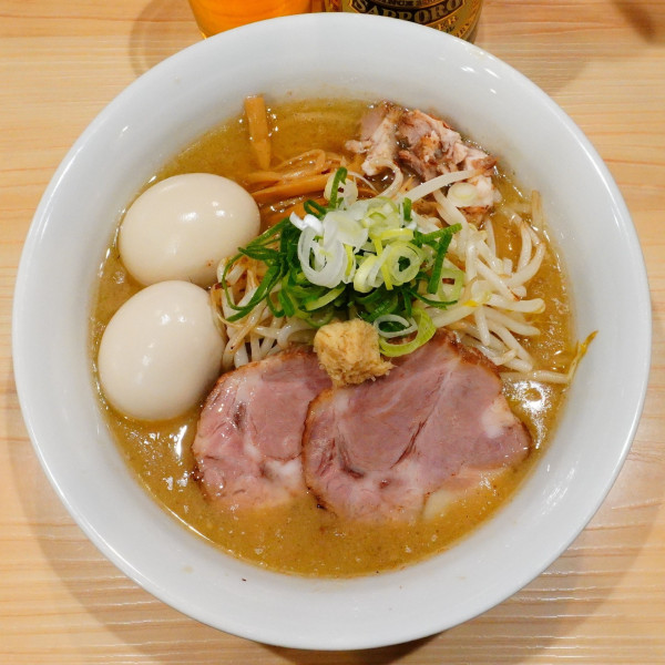 「味噌らーめん＋もやし＋煮玉子×2＋ビール（中瓶）」@三ん寅の写真