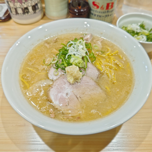 「味噌らーめん（大盛）＋ねぎ（別皿）」@三ん寅の写真