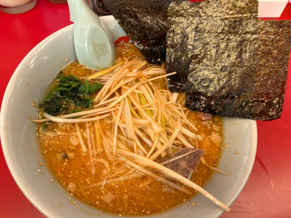 「特製味噌ネギラーメン970円、背脂トッピング80円」@ラーメン山岡家 松戸北小金店の写真