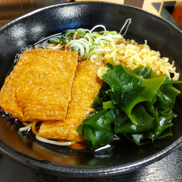 「きつね（￥520）＋三陸産わかめ（クーポン）」@ゆで太郎 蒲田中央通り店の写真