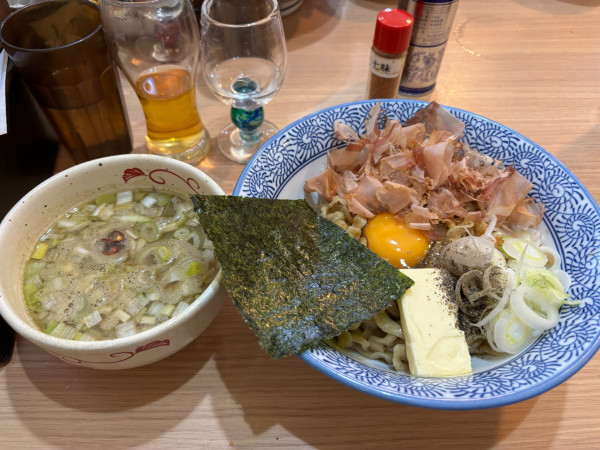 「【限定】花かつおとバターのかま玉つけそば」@中華そば専門 とんちぼの写真