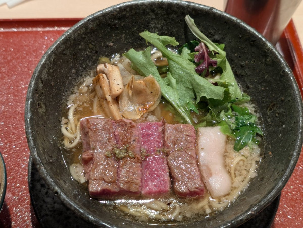 「年末特別限定　神戸牛そば」@麦と麺助 新梅田中津店の写真