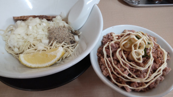 「油そば550円　豚めし（麺とセット）200円」@寺カフェ 中華そば水加美の写真