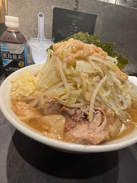「ラーメン（900円）　ヤサイニンニクアブラ」@Hi-Fat Noodle BUTCHER’Sの写真
