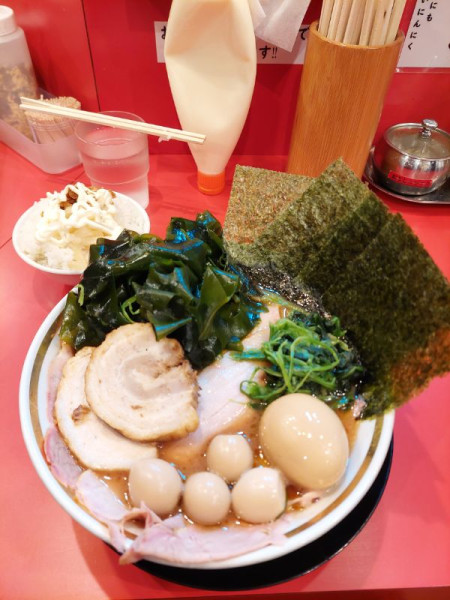 「裏チャーシューメン中+ワカメ+うずら+ライス」@家系ラーメン 裏大輝家 青物横丁店の写真