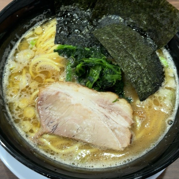 「家系ラーメン 1,060円＋半ライス 130円」@活龍 那珂店の写真