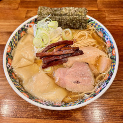 奈つやのもちもち雲呑味玉中華そば（1250円）