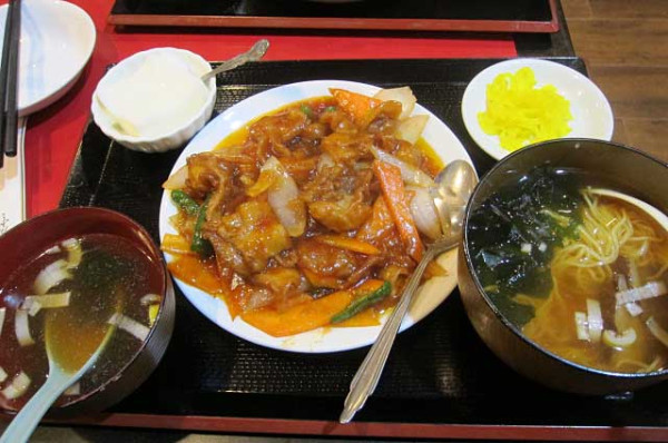 「酢豚の定食　850円＋半ラーメン　200円」@花彫酒家の写真