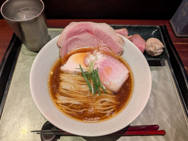 「年末特別深夜営業限定　夜ふかしスペシャル中華そば」@つけ麺 繁田の写真