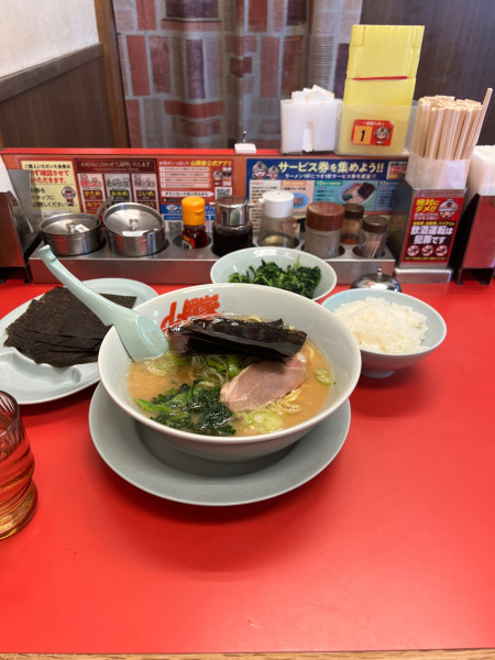 「醤油ラーメン　ほうれん草　海苔　半ライス」@山岡家 越谷レイクタウン店の写真