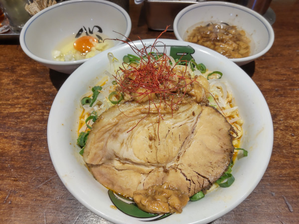 「雷シビカラ味噌 並＋味変生卵､味付きアブラ」@ラーメン 雷 東京本丸店の写真