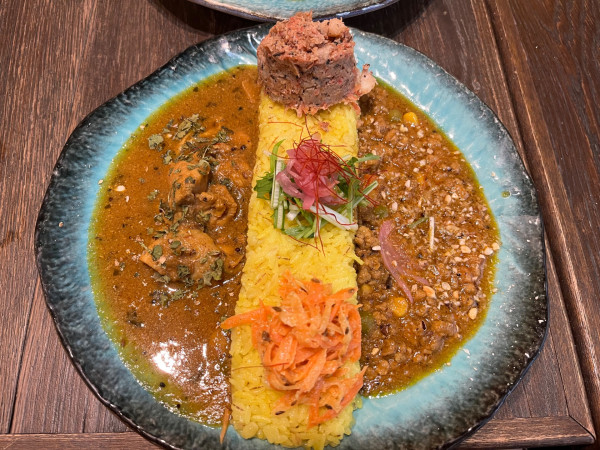 「チキンとエスニックキーマの2種盛り、エビポテサラ」@スパイシーカリーハウス半月の写真