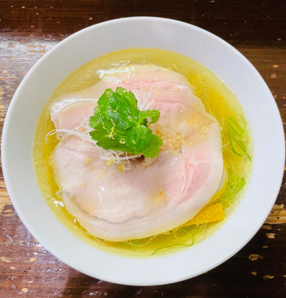 「比内地鶏とシャモロックの塩らあめん(ト)1100円」@らぁめん サンドの写真
