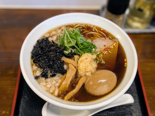 「背脂生姜醤油らーめん+味玉」@麺場 新 ARATAの写真