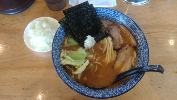 「豚骨醤油（大盛＋玉ねぎ）」@麺 やまだの写真