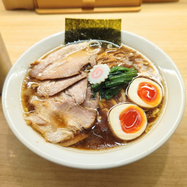 「味玉醤油半チャーシューメン（大盛）」@長岡食堂 東京ラーメン横丁店の写真