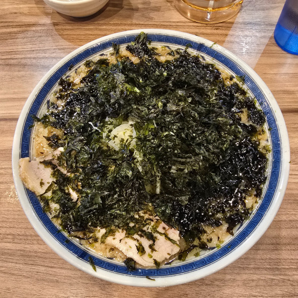 「背脂煮干ラーメン バラ海苔」@くじら食堂 nonowa東小金井店の写真
