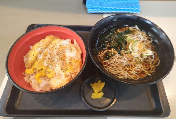 「かつ丼セット（温そば）」@名代 富士そば 市ヶ谷店の写真