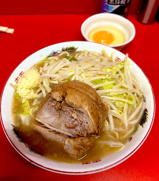「ラーメン半分（にんにく野菜まし）＋生卵」@ラーメン二郎 京都店の写真