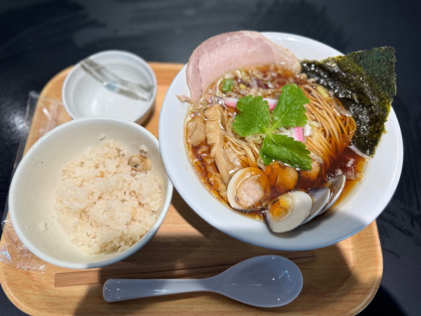 「蛤SOBA醤油並盛1800円サービス蛤と帆立の炊き込みご飯」@むぎとオリーブ 羽田T2国際線フードコートの写真