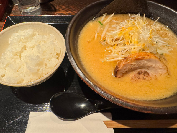 「濃厚味噌らーめん1100円＋白米100円」@麺処 三虎の写真