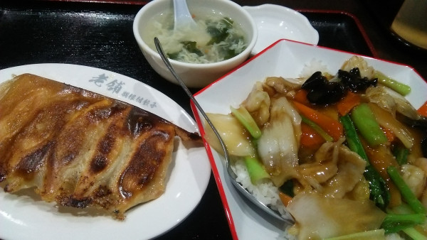 「餃子（5個）＋中華丼 1180円」@中国家庭料理 老舗 水道橋2号店の写真