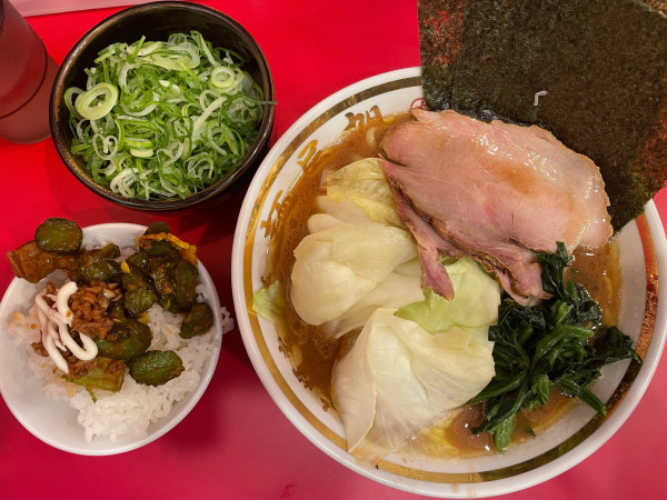「ラーメン(並)¥850ｷｬﾍﾞﾂ¥150､九条ﾈｷﾞ¥200」@大輝家直系 麺屋 旭の写真