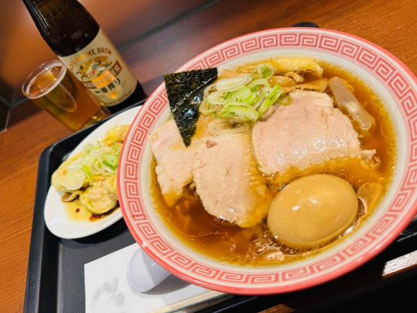 「特製中華そば皿ワンタンビール」@荻窪中華そば 春木屋 ラゾーナ川崎店の写真