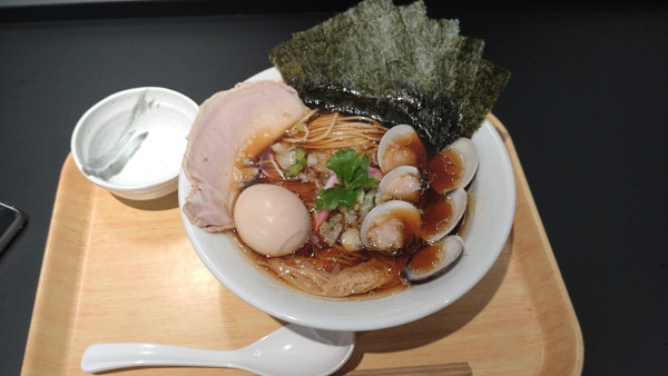 「蛤と鶏のスペシャル醤油SOBA」@むぎとオリーブ 羽田T2国際線フードコートの写真