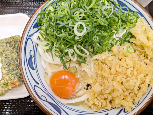 「ぶっかけうどん（大・冷・つゆなし）＋生卵＋磯辺揚げ」@丸亀製麺 アトレ亀戸店の写真