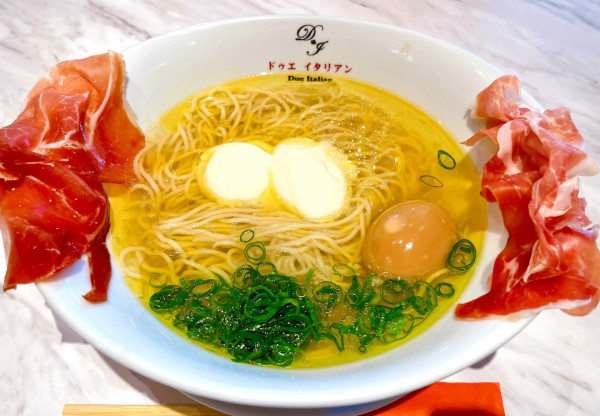 「らぁ麺生ハムフロマージュ（1380円）、味玉（CP）」@黄金の塩らぁ麺 ドゥエ イタリアン 宇都宮店の写真
