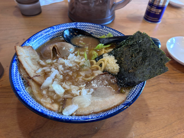 「豚骨醤油ラーメン　玉ねぎトッピング」@麺 やまだの写真