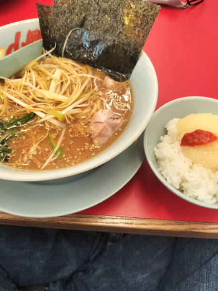 「味噌ネギラーメン&半ﾗｲｽ❤️」@ラーメン山岡家 青梅店の写真