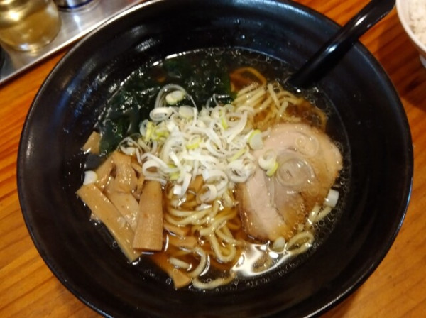 「しょうゆらーめん 700円」@らーめんともや 前橋本店の写真