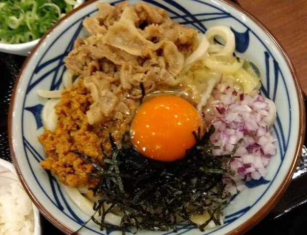「肉盛りまぜ玉並 790円」@丸亀製麺 山形店の写真