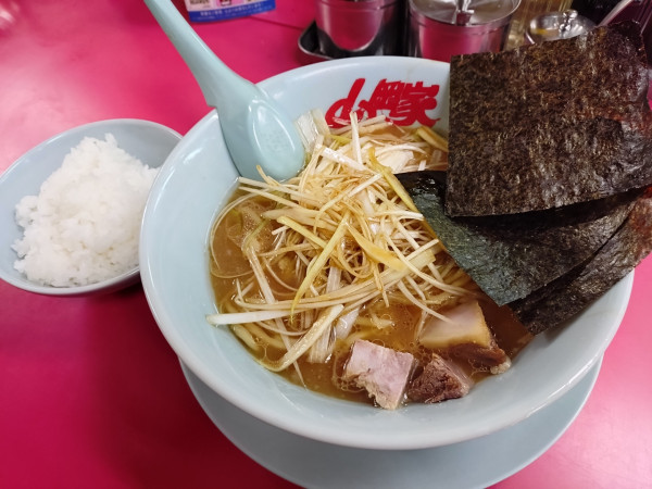 「ネギラーメン醤油、小ライス」@山岡家 山梨甲斐店の写真