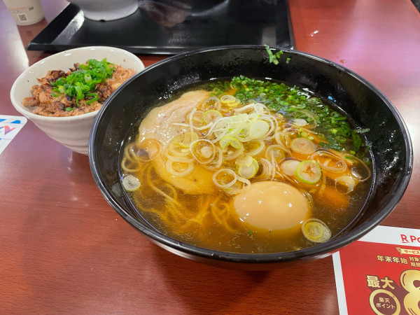 「煮玉子醤油らぁ麺 + 炙りチャーシュー丼」@らぁ麺MORIZUMIの写真