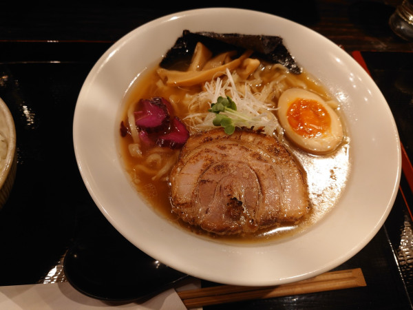 「魚介白醤油ラーメン」@麺処 三虎の写真