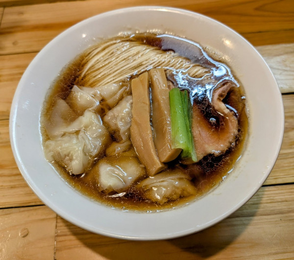 「醤油わんたん1200円」@世田谷中華そば 祖師谷七丁目食堂の写真