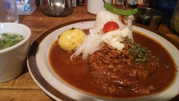 「小山ポーク 1200円＋スパイスたまご 100円」@小さかった女の写真