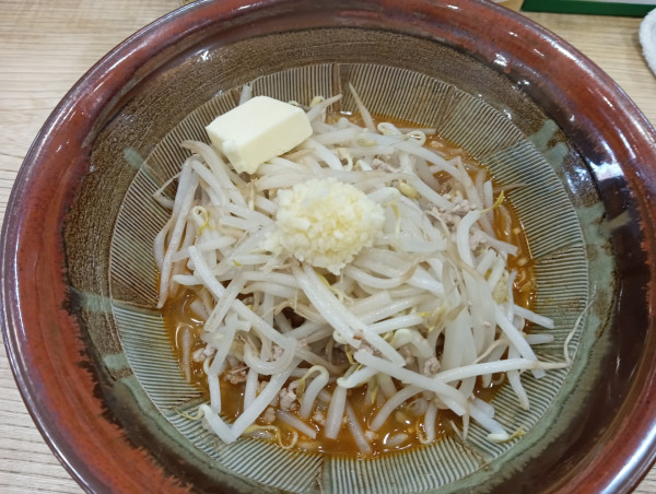 「味噌らーめん・麺軽め・スープ少なめ+ニンニク+バター」@らーめん 高尾の写真