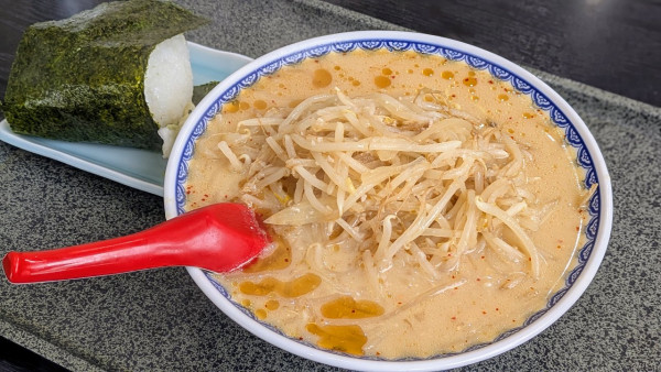 「みそラーメン＋おにぎりセット（1,000円）」@食堂 ニューミサの写真