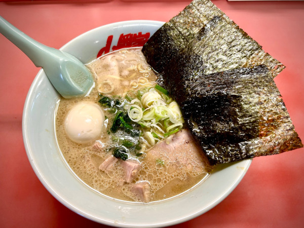 「醤油ラーメン(690¥)」@ラーメン山岡家 つくば中央店の写真