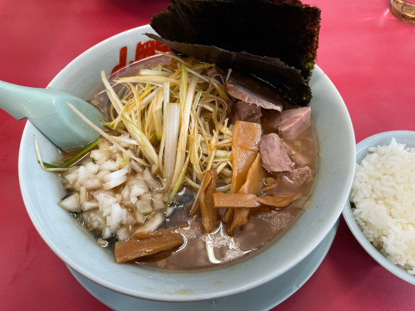 「プレミアムとんこつ醤油¥950」@ラーメン山岡家 八雲店の写真