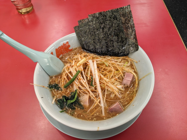「味噌ピリ辛ネギラーメン 840円」@ラーメン山岡家 大泉店の写真